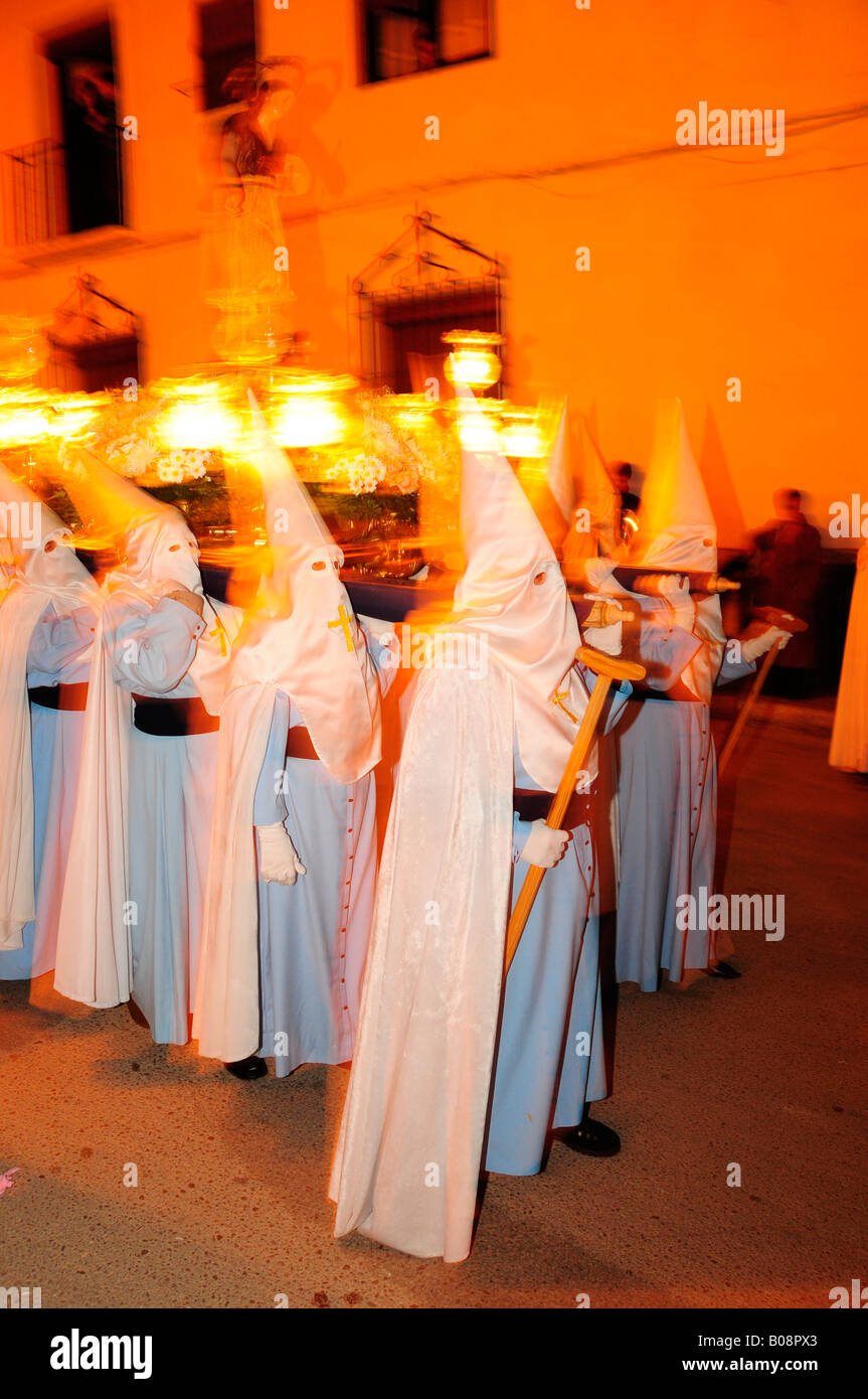 Pénitents portant des robes de pénitence (nazareno), Semaine Sainte procession, Semana Santa, Belmonte, région de Castille La Manche, Espagne Banque D'Images