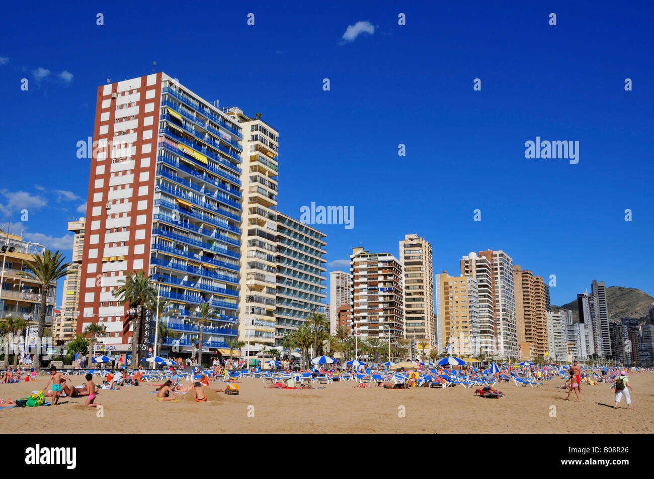 Les touristes et les gratte-ciel sur la plage de Benidorm, Costa Blanca, Espagne Banque D'Images