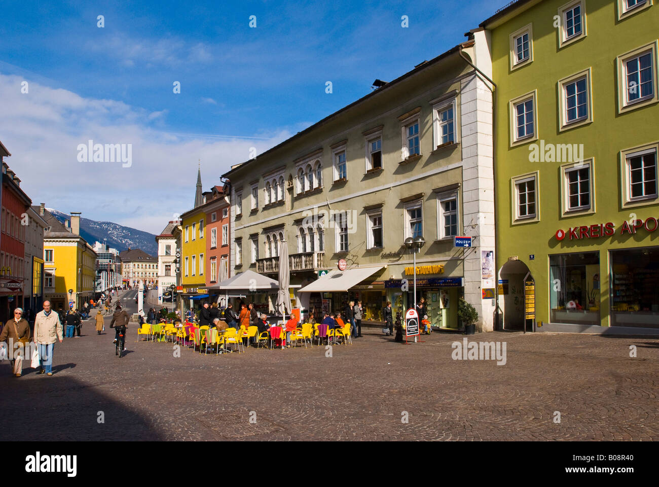 Café avec terrasse sur la place principale de Villach (Carinthie, Autriche Banque D'Images