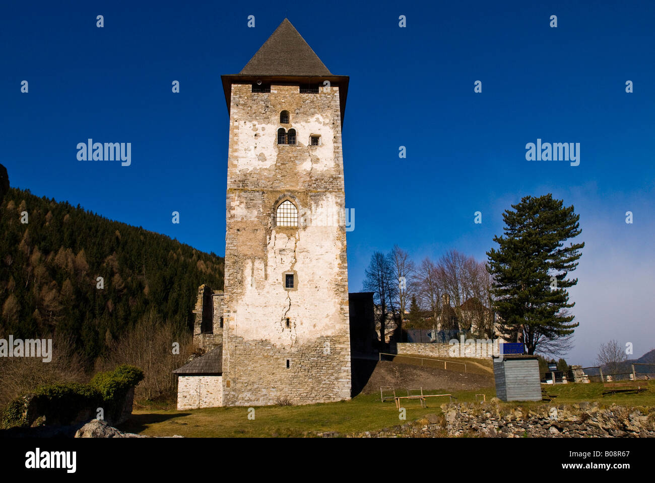 Ancienne tour de défense en pierre, la forteresse de Petersberg, Friesach, Carinthie, Autriche Banque D'Images