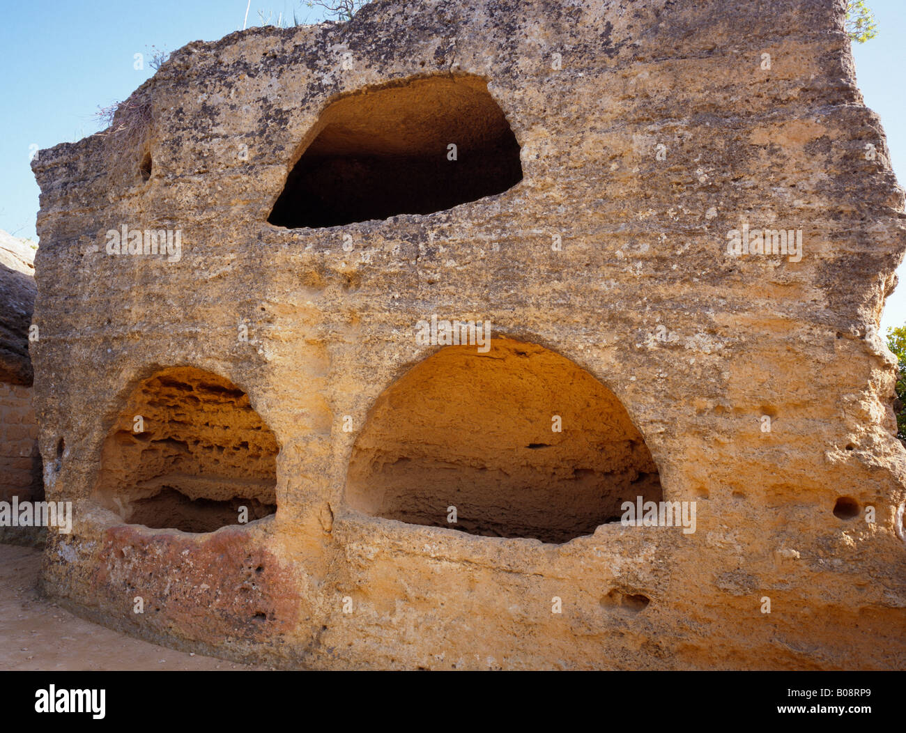Tombes anciennes falaises creusés dans la roche à Agrigente Vallée des Temples en Sicile Italie EU. Banque D'Images