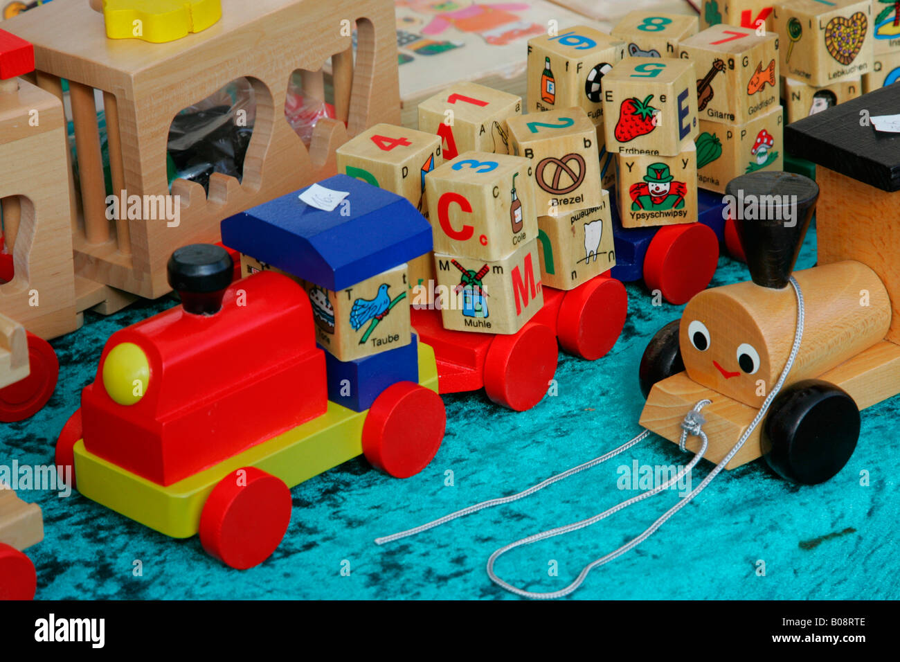 Train, les jouets en bois vendu à un stand de marché, marché Simonis, Muehldorf am Inn, Bavière, Allemagne Banque D'Images