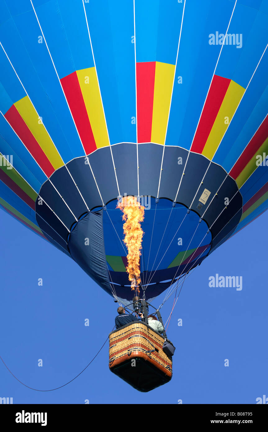 Ordre croissant de montgolfières bleu dans un ciel bleu, Bad Wiessee, Upper Bavaria, Bavaria, Germany Banque D'Images