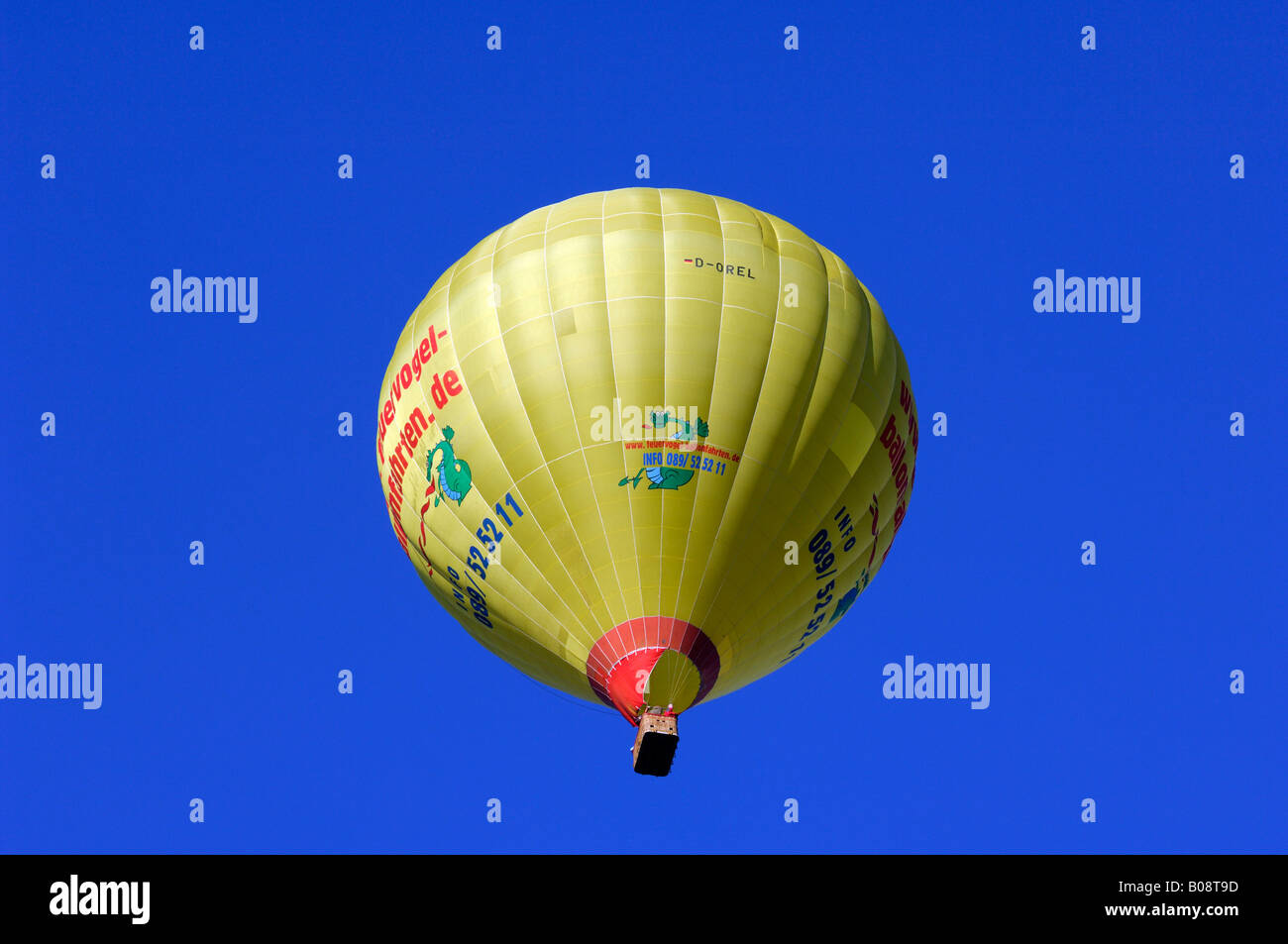 Ballon à air chaud jaune croissant dans un ciel bleu, Bad Wiessee, Upper Bavaria, Bavaria, Germany Banque D'Images