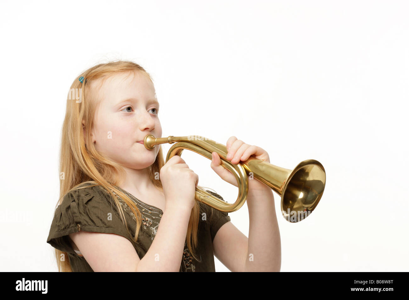 Rousse de 8 ans à jouer de la trompette Banque D'Images