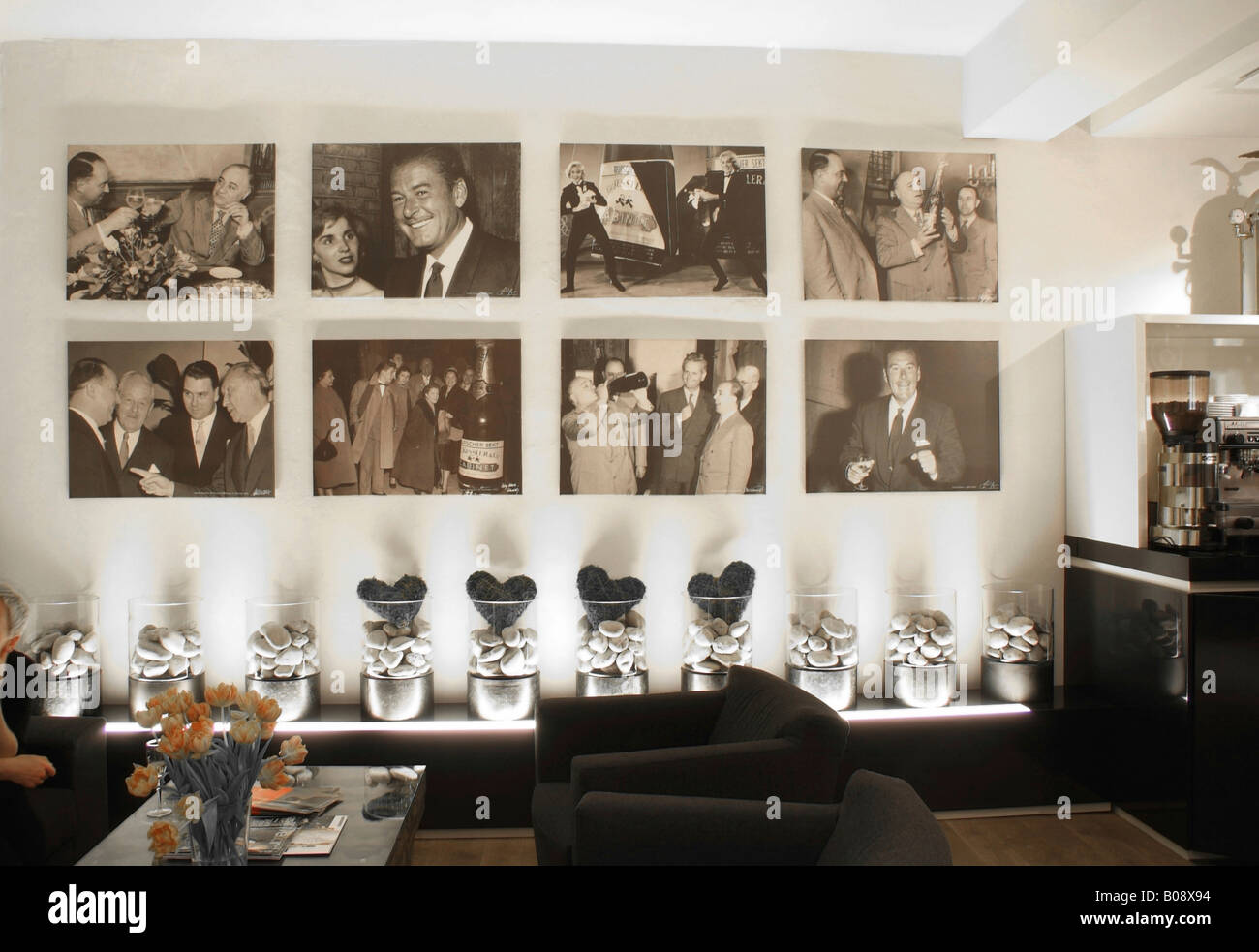 Galerie de photo avec des photos de célébrités comme Romy Schneider et Errol Flynn visiter le vignoble de Champagne Kessler, Hugo Banque D'Images