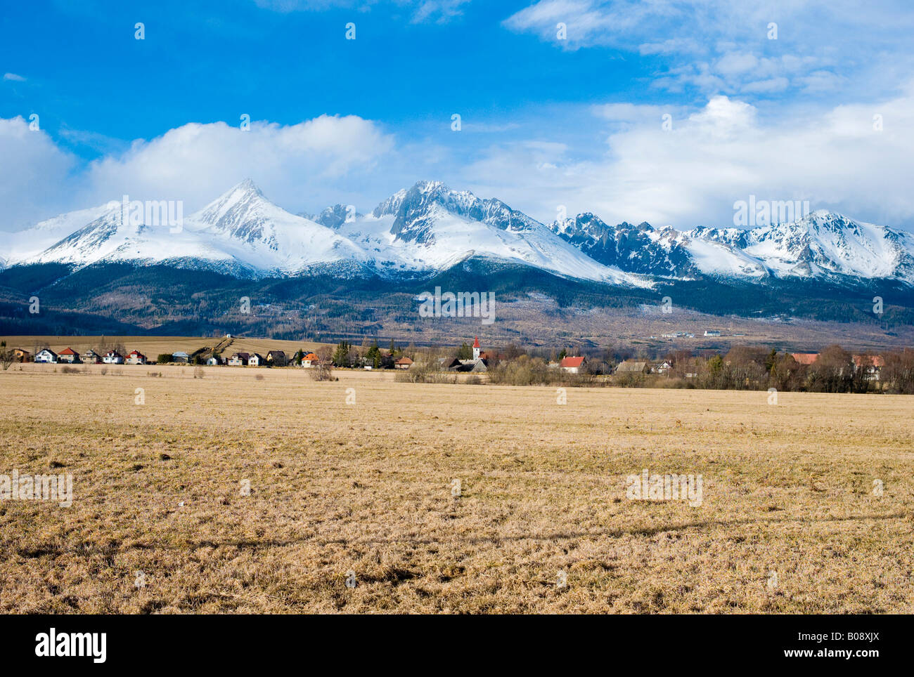 Sur les sommets enneigés des montagnes des Carpates, pics Hautes Tatras, Tatranská Lomnica, Slovaquie Banque D'Images