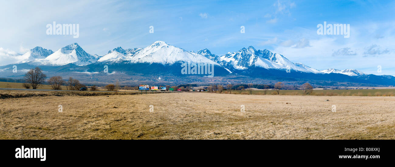 Sur les sommets enneigés des montagnes des Carpates, pics Hautes Tatras, Tatranská Lomnica, Slovaquie Banque D'Images