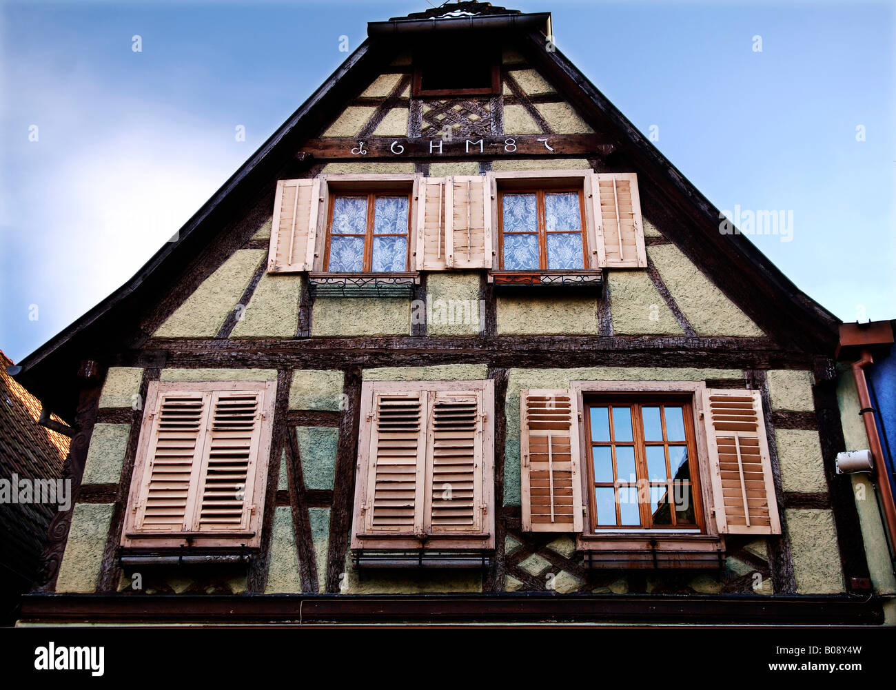Façade d'une maison à colombages historique avec fenêtre volets roulants, Ribeauvillé, Alsace, France, Europe Banque D'Images