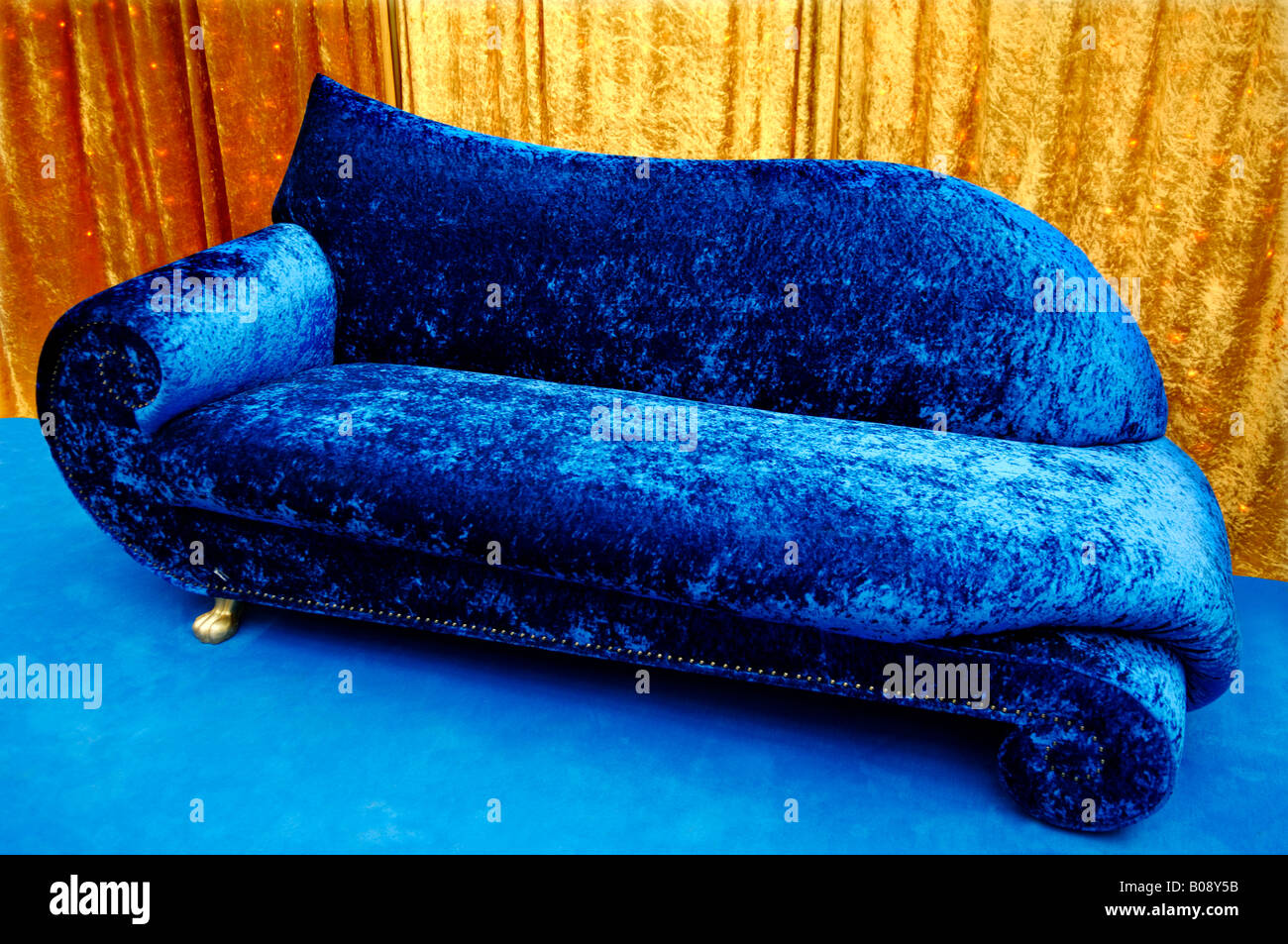 Canapé moelleux bleu et or (arrière) Banque D'Images