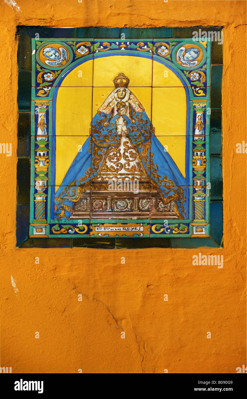 Image de la Vierge Marie, la céramique, mur extérieur de l'église à  Séville, Andalousie, Espagne Photo Stock - Alamy