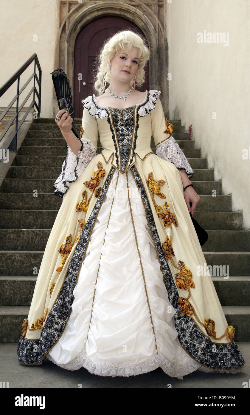 Les femmes dans des vêtements de la période baroque à Leopoldsfest à Dessau  Photo Stock - Alamy