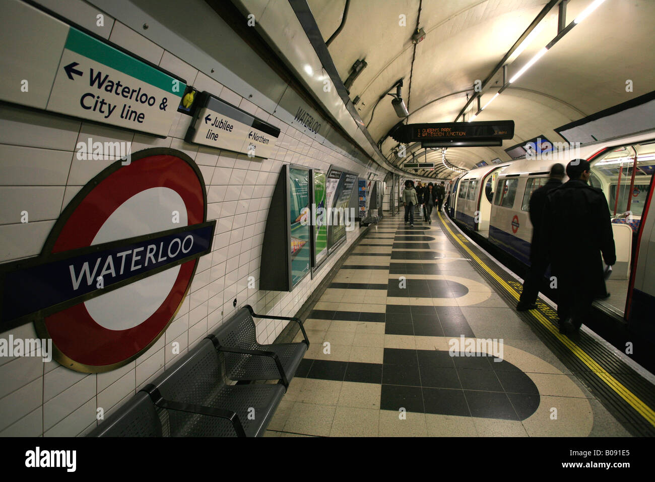 À l'intérieur de la station de métro Waterloo, panneaux indiquant le chemin de la ville de Waterloo et de lignes, London, England, UK Banque D'Images