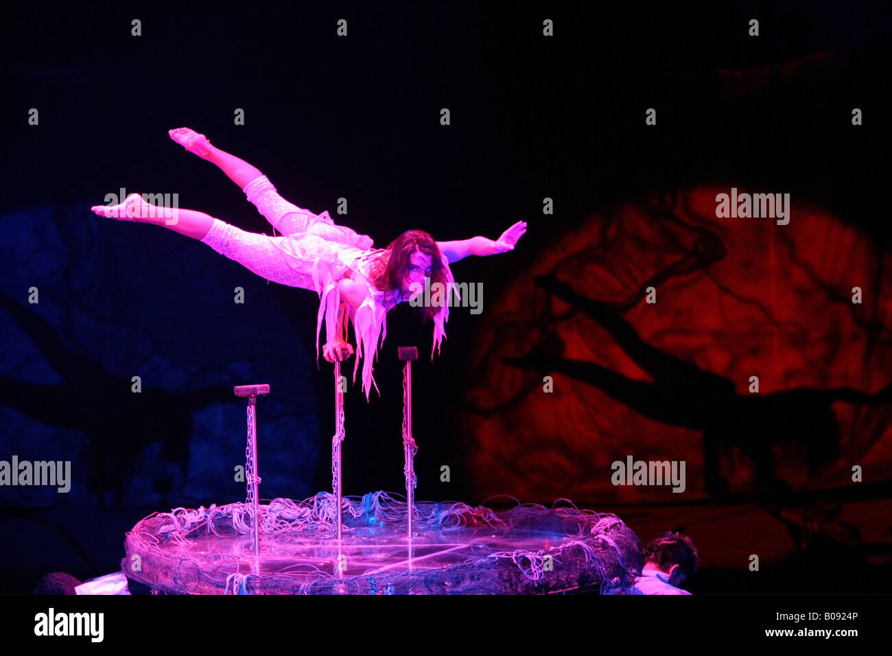 Acrobat femelle, balancing act, Flic Flac Circus à Koblenz, Allemagne Banque D'Images