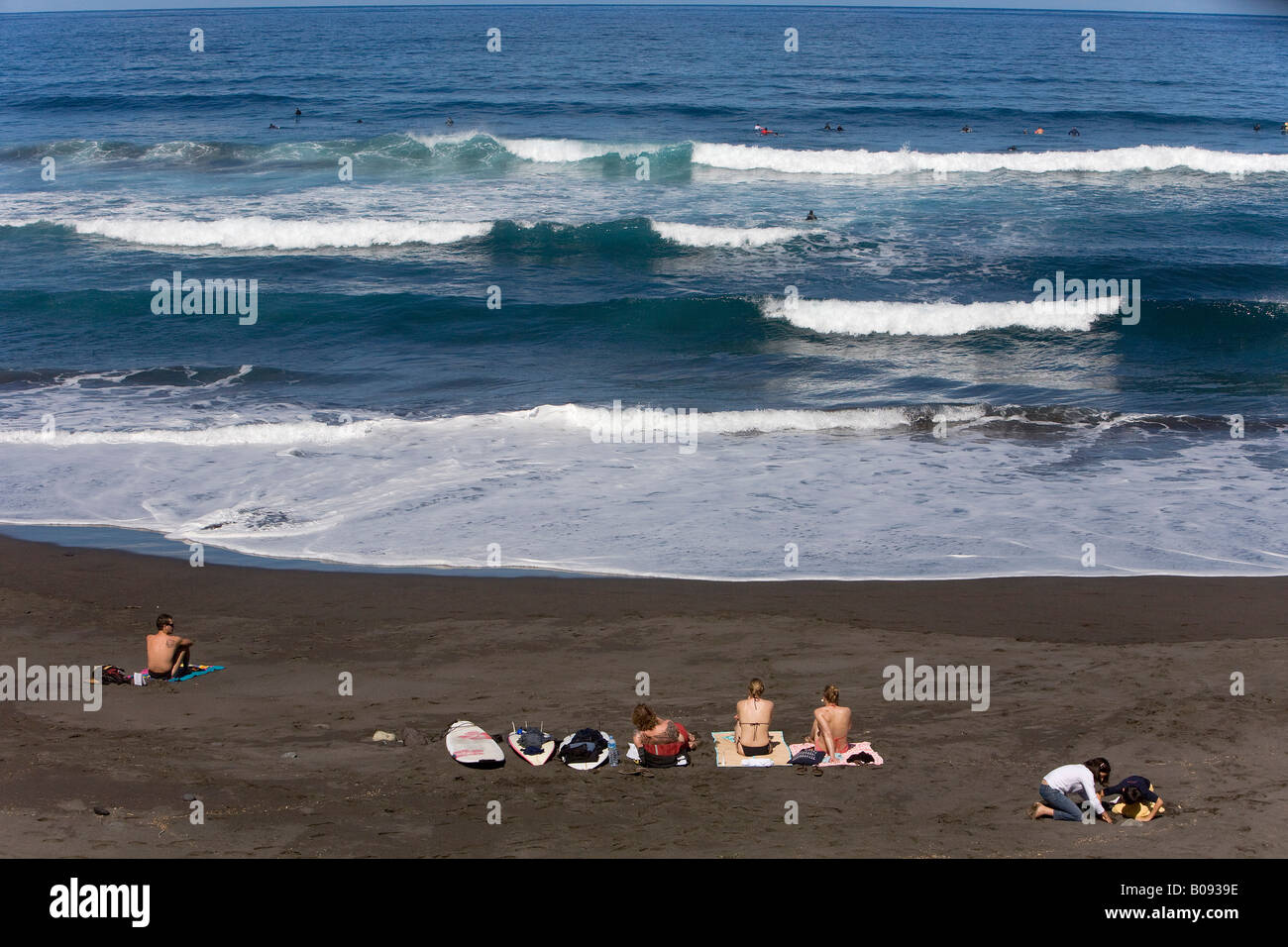 Les amateurs de soleil et de surf sur la plage de Playa del Socorro sur le côté nord de Tenerife, Canaries, Espagne Banque D'Images
