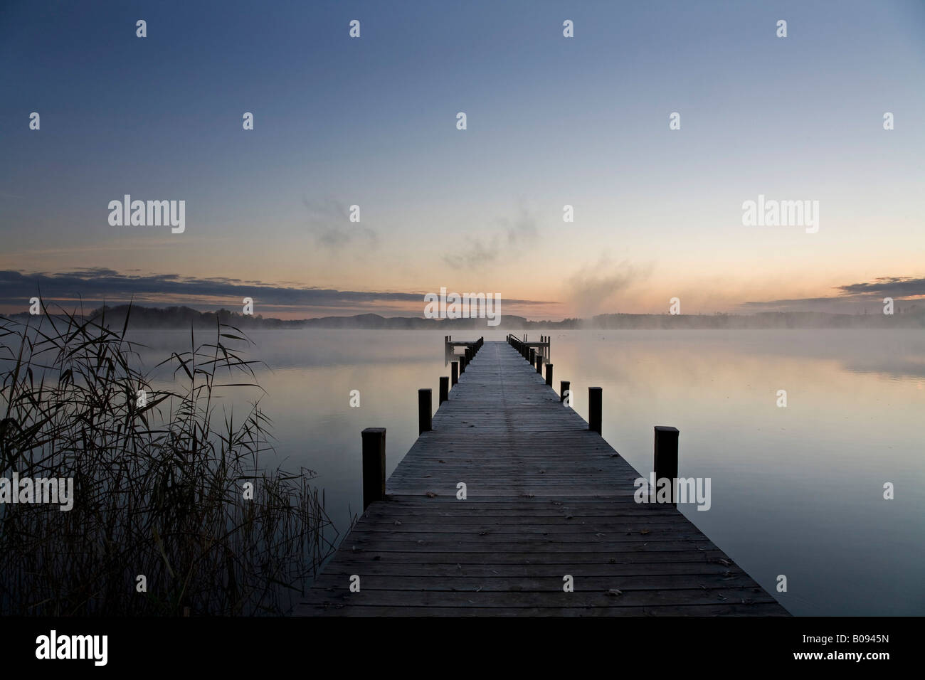 Brume sur le lac de Woerthsee à l'aube, dock, Bavaria, Germany, Europe Banque D'Images