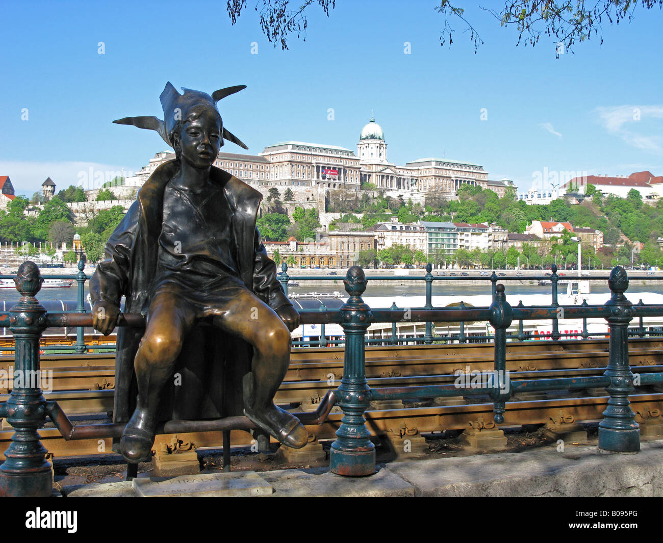 BUDAPEST, HONGRIE. Laszlo Marton's sculpture de la petite princesse sur le remblai du Danube par ter Vigado. Banque D'Images