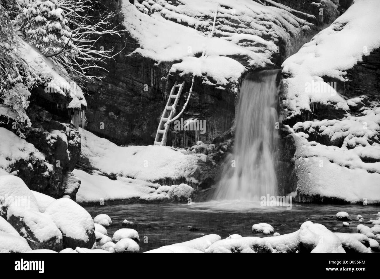 Cascade de Nyon à la Cascade Parc Aventure, Morzine, France, au cours de neige en hiver. Banque D'Images