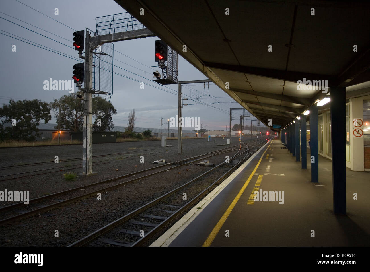 Une matinée pluvieuse à Palmerston North railway station New Zealand Banque D'Images