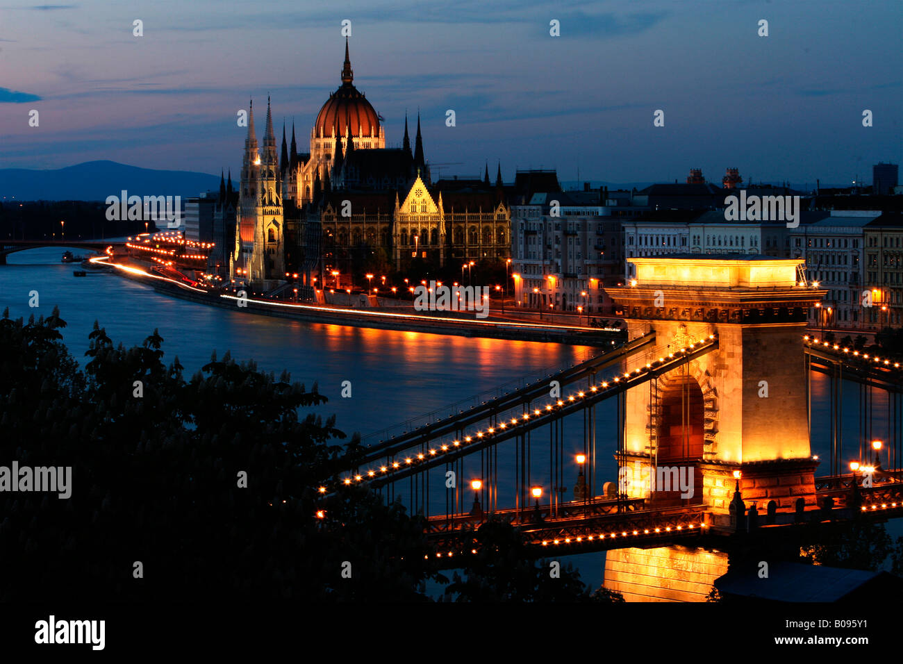 Szechenyi Lanchid (Pont des Chaînes) pendant la nuit, Budapest, Hongrie Banque D'Images