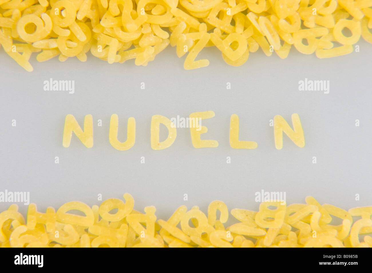 'Nudeln" (nouilles) écrit en lettres de nouilles, de pâtes alphabet Banque D'Images