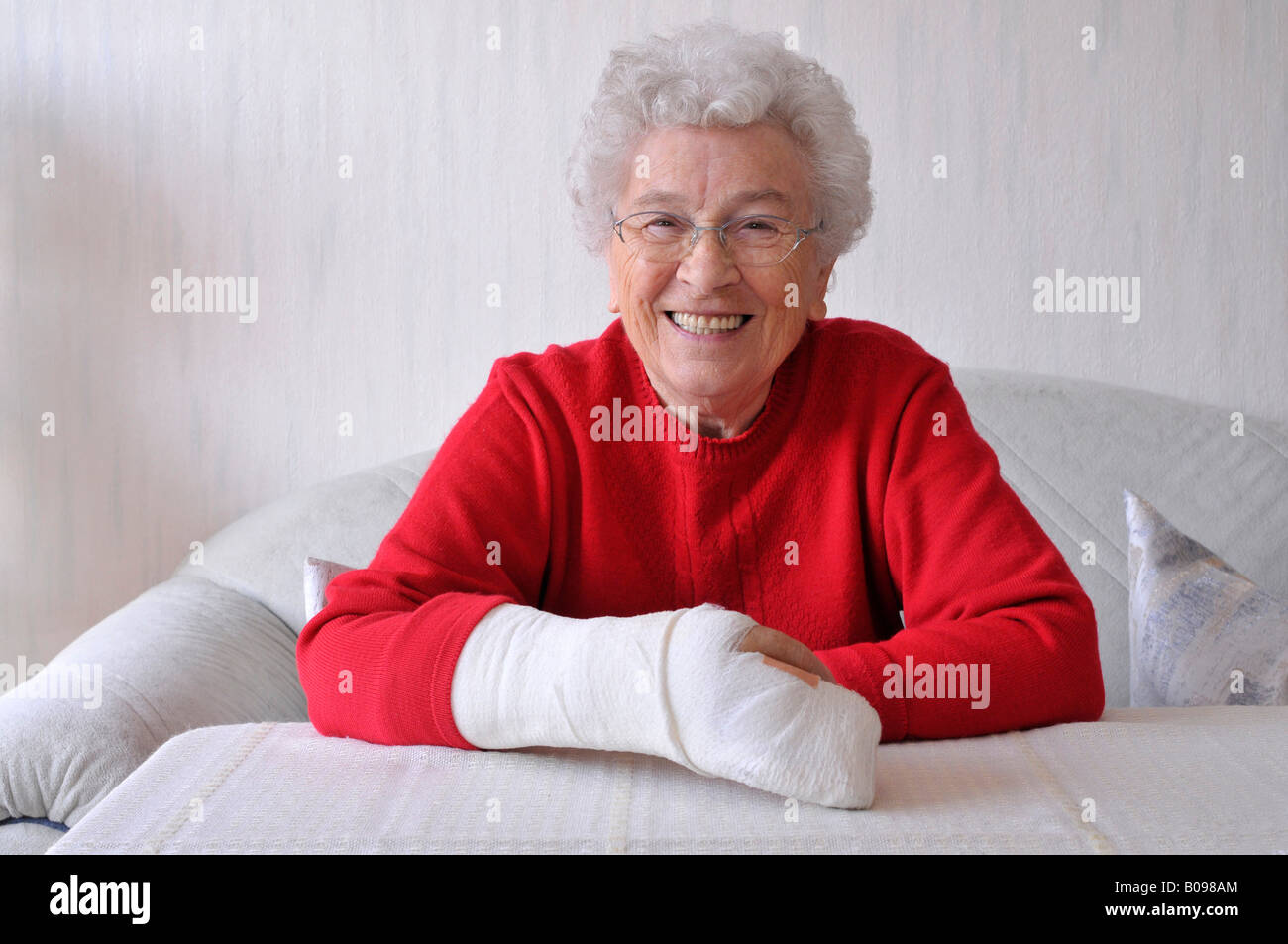 Senior woman, sa main droite dans le plâtre Banque D'Images