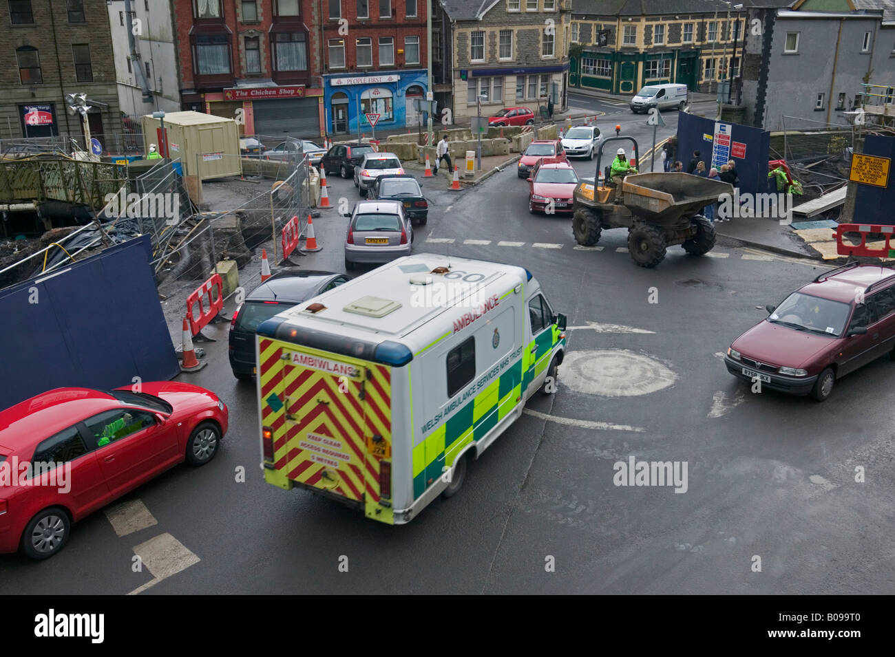 Appel d'urgence en ambulance retardée par la congestion causée par projet de construction visant à atténuer le problème. Banque D'Images