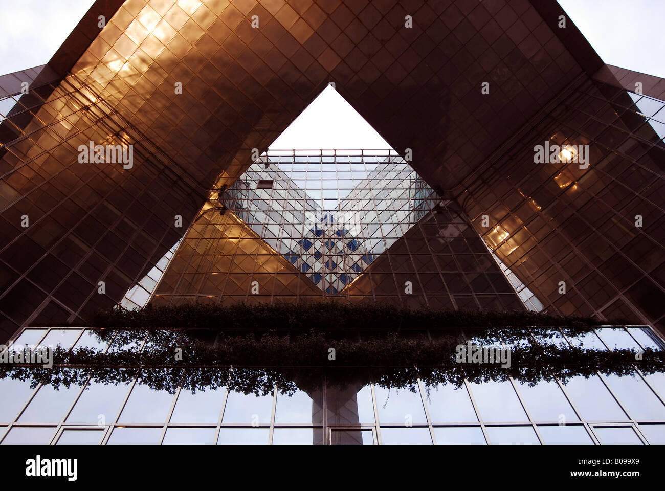 Rare vue graphique des couleurs modernes bureau de Londres sur le remblai Banque D'Images