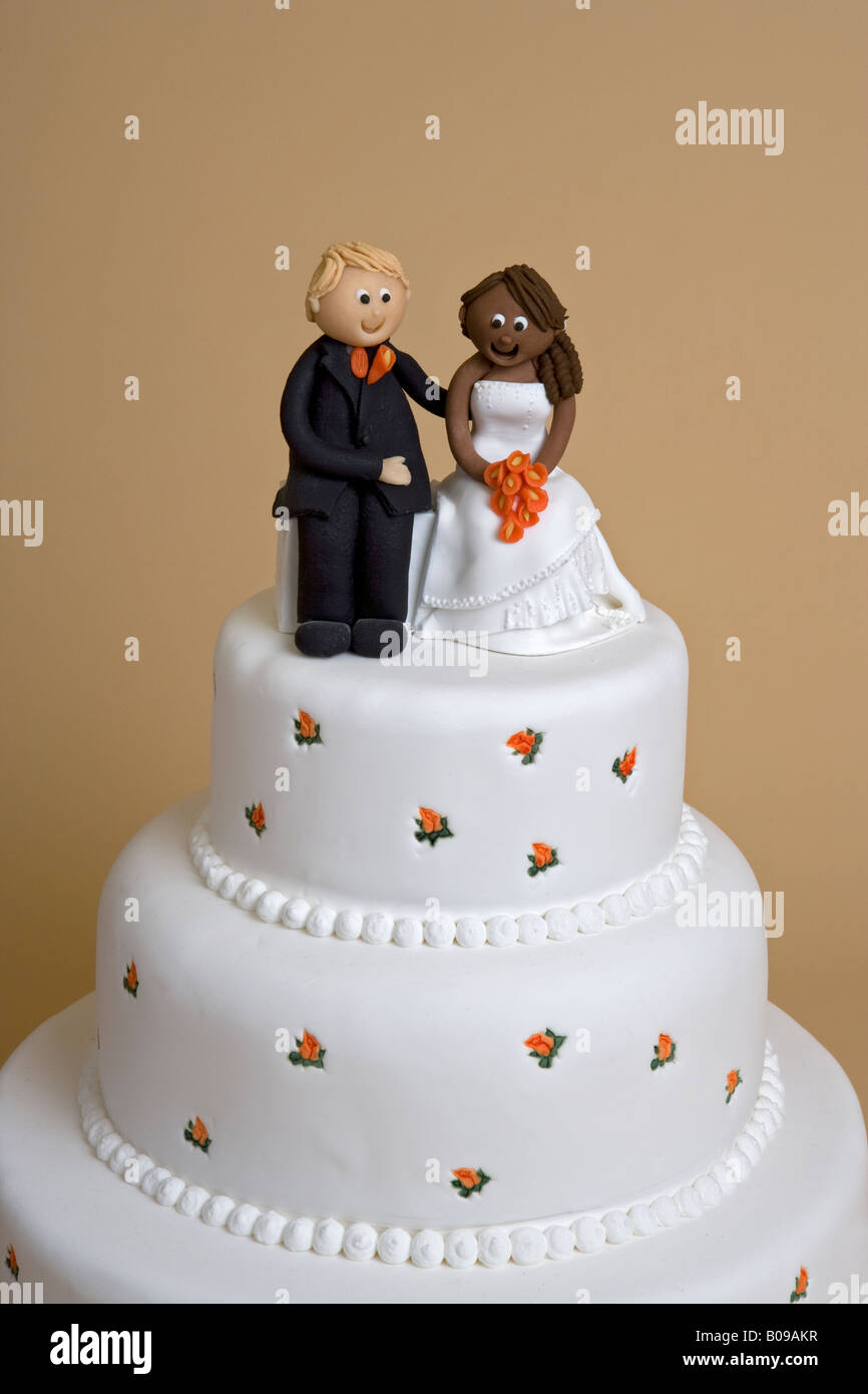Wedding cake with mixed race couple Banque D'Images