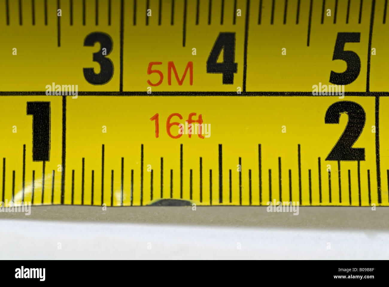 Stock photo d'un ruban de mesure montrant à la fois les mesures impériales et métriques Banque D'Images