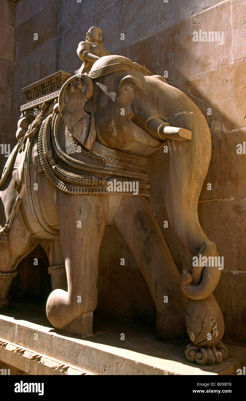 L'Inde Saurashtra Gujerat Palitana Shetrunjaya Place de victoire colline Jain temple complex éléphant statue Banque D'Images