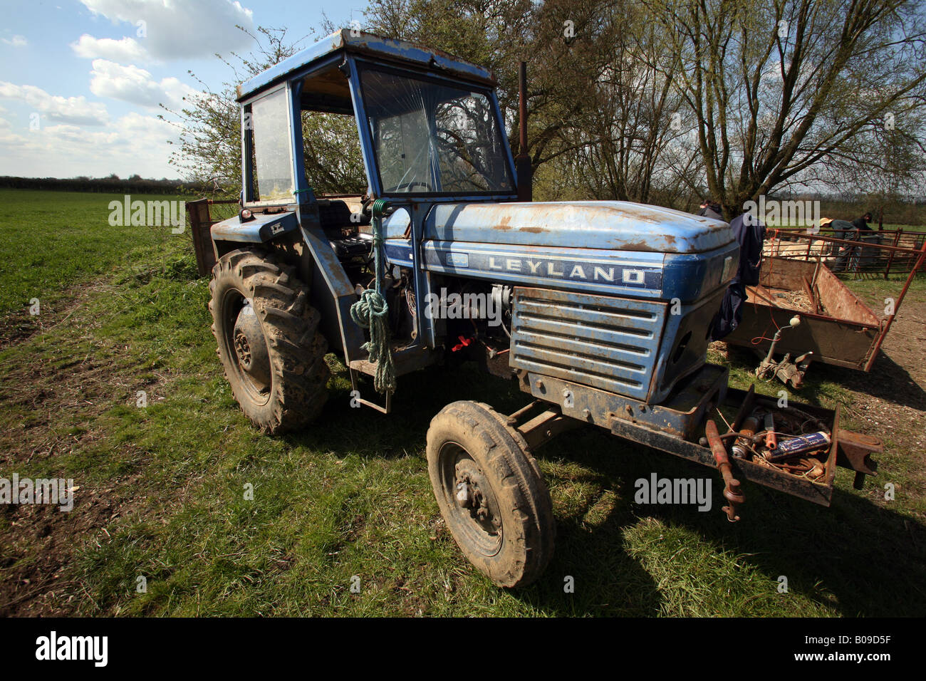 British Leyland vieux tracteur dans une ferme de Steeple Bumpstead sur les frontières d'Essex dans l'East Anglia Suffolk Banque D'Images