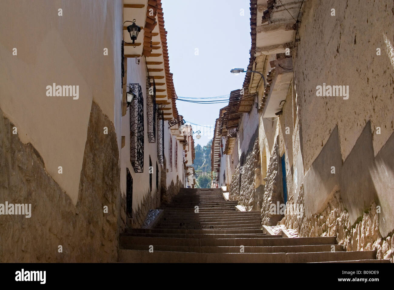 Amérique du Sud - Pérou. À la recherche vers le haut des escaliers à l'ancien mur Inca fondations à Cusco. Banque D'Images