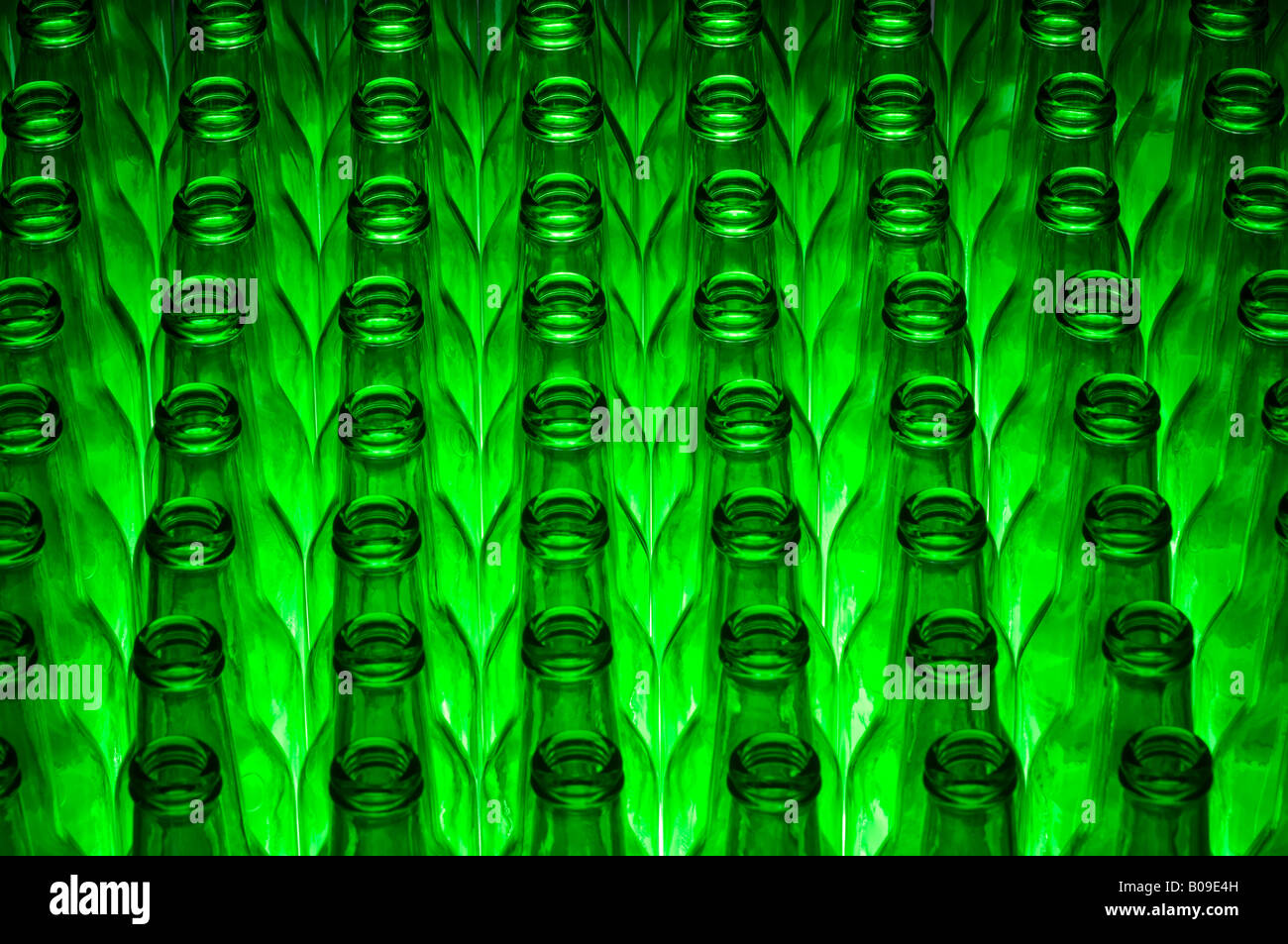 Les bouteilles de bière verte vide prêt à être rempli avec de la bière ou recyclés Banque D'Images