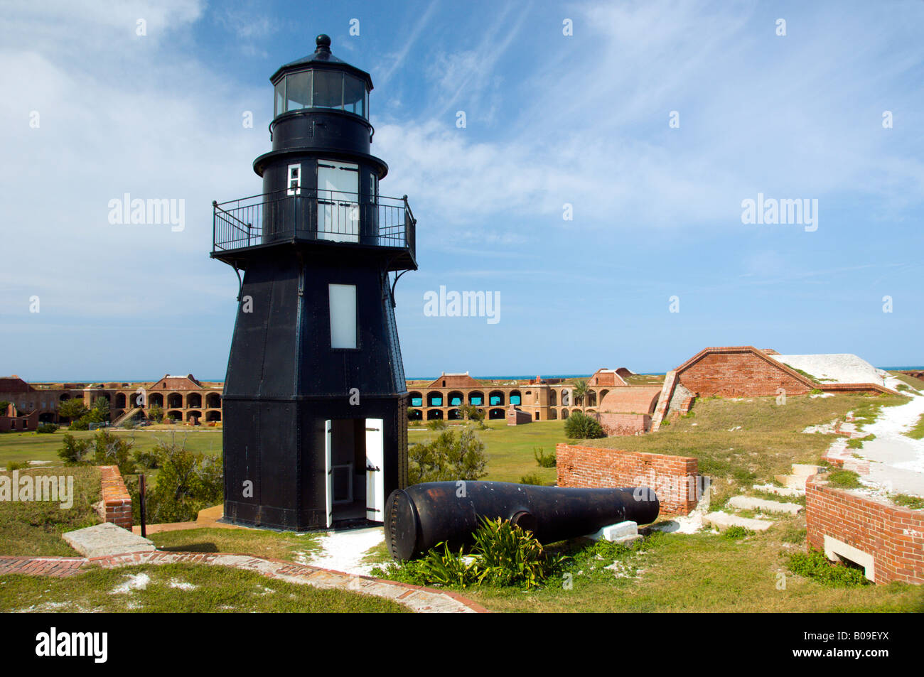 Un vieux phare sur les murs du Fort Jeffereson et le parc national sec de Tortugas Floride USA Banque D'Images