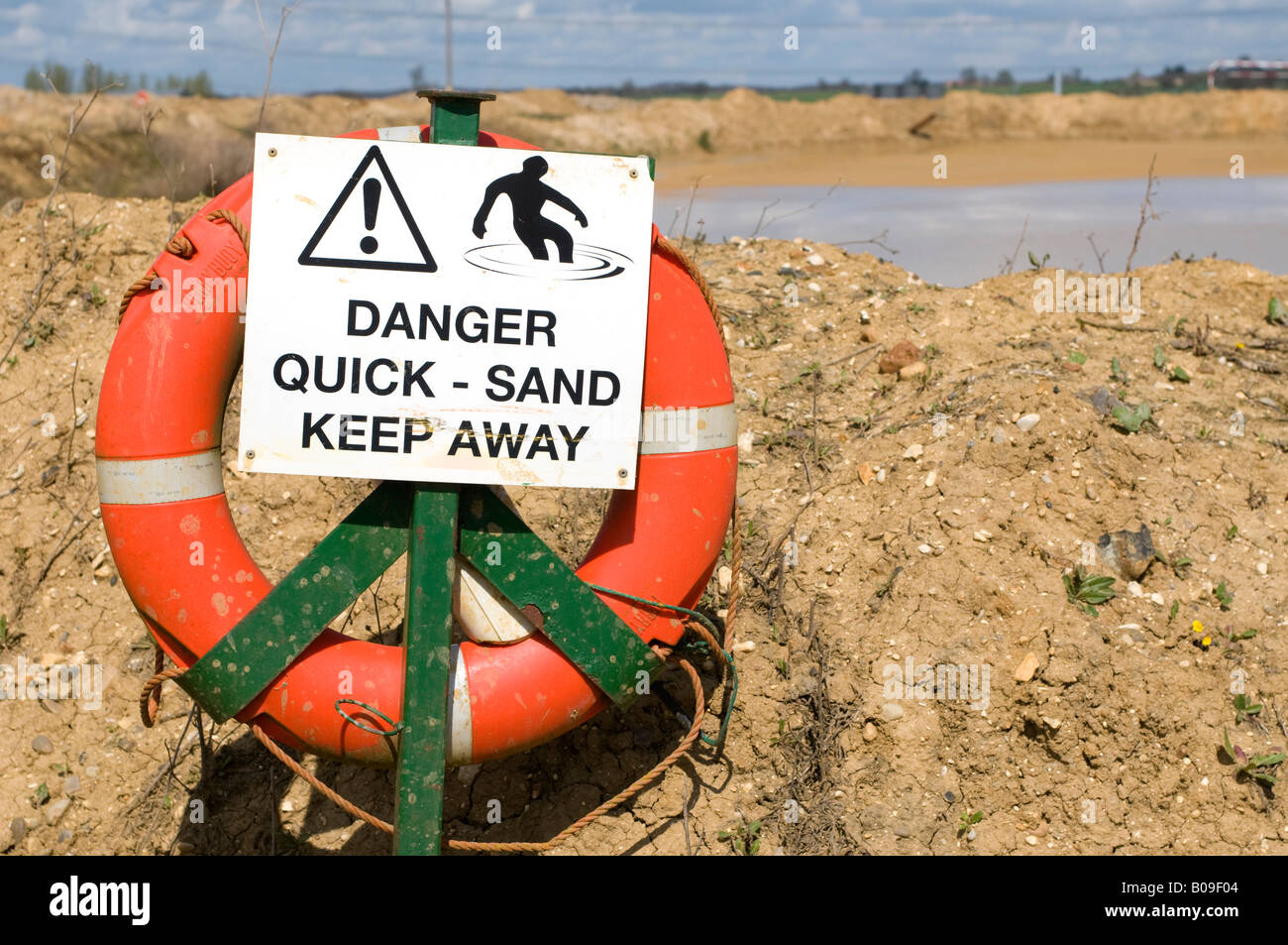 Panneau de danger à sable et gravier d'excavation. Banque D'Images