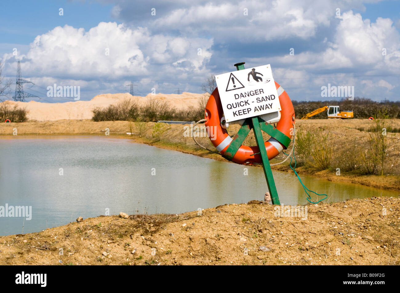 Panneau de danger à sable et gravier d'excavation. Banque D'Images