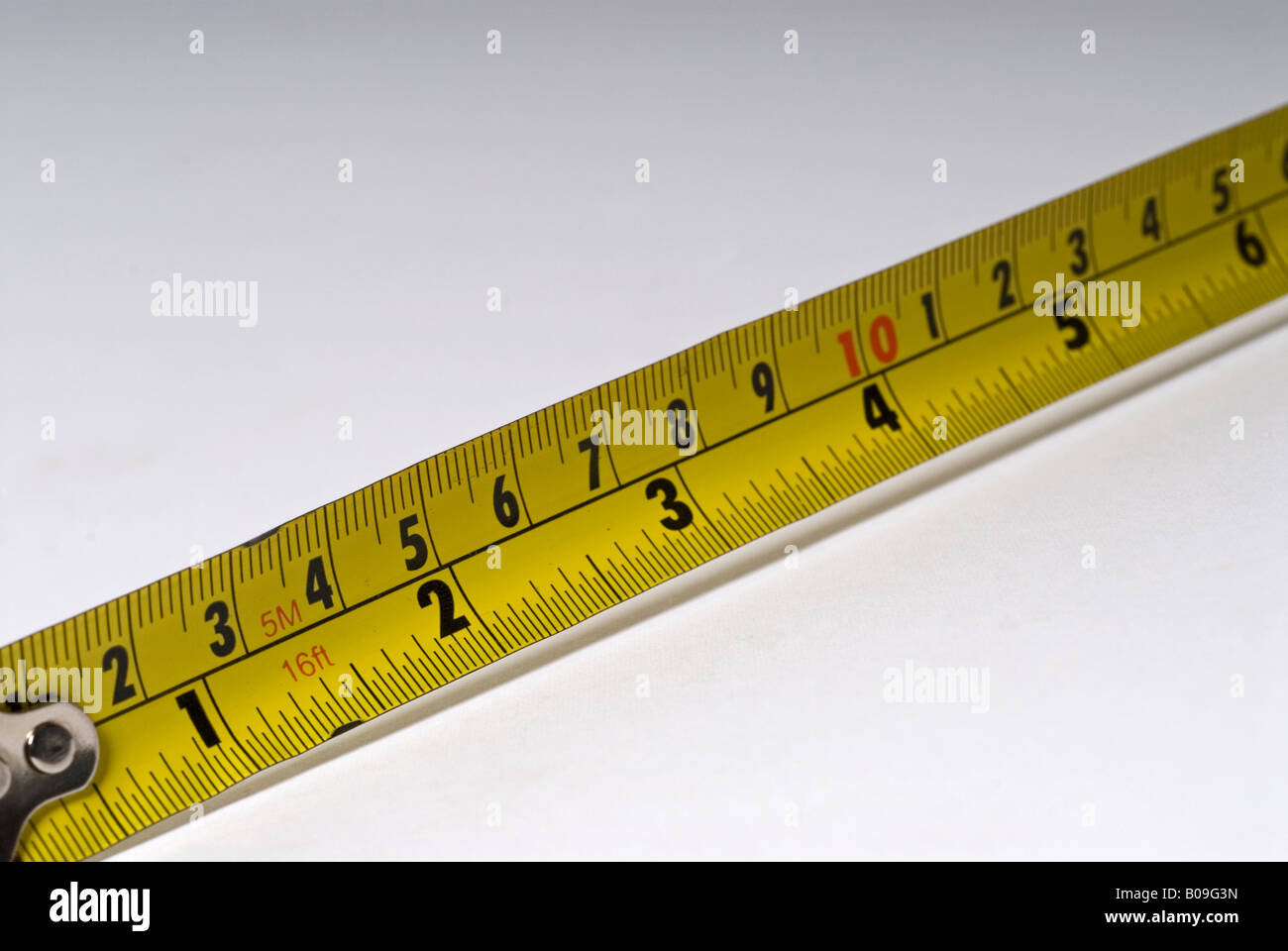 Stock photo d'un ruban de mesure montrant à la fois les mesures impériales et métriques Banque D'Images