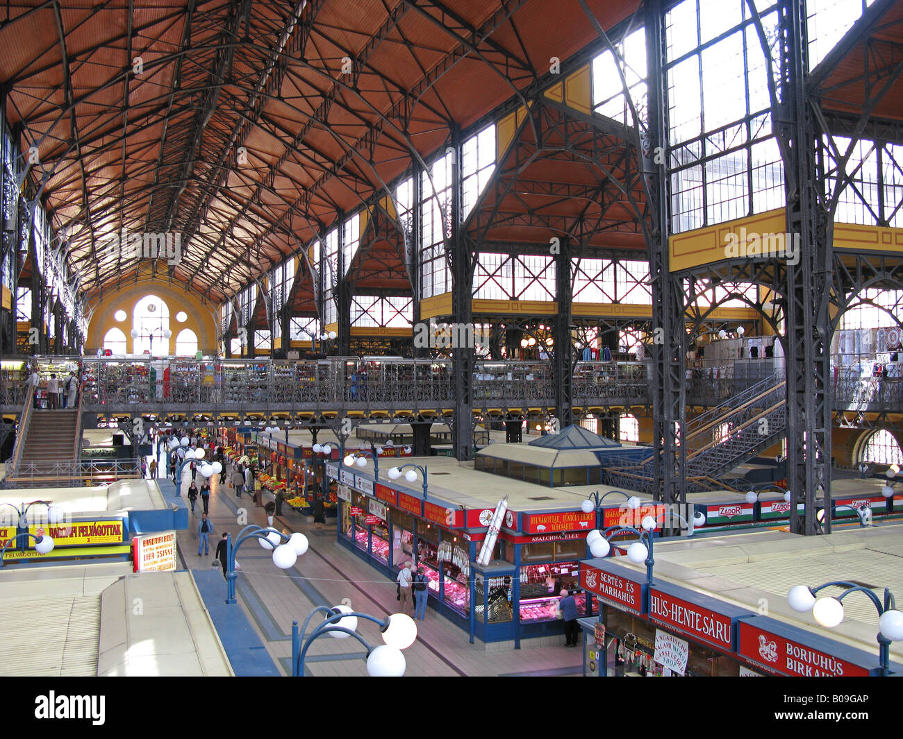 BUDAPEST, HONGRIE. Nagycsarnok (Grande halle) à la fin de Vaci Utca sur le côté Pest de la ville. Banque D'Images