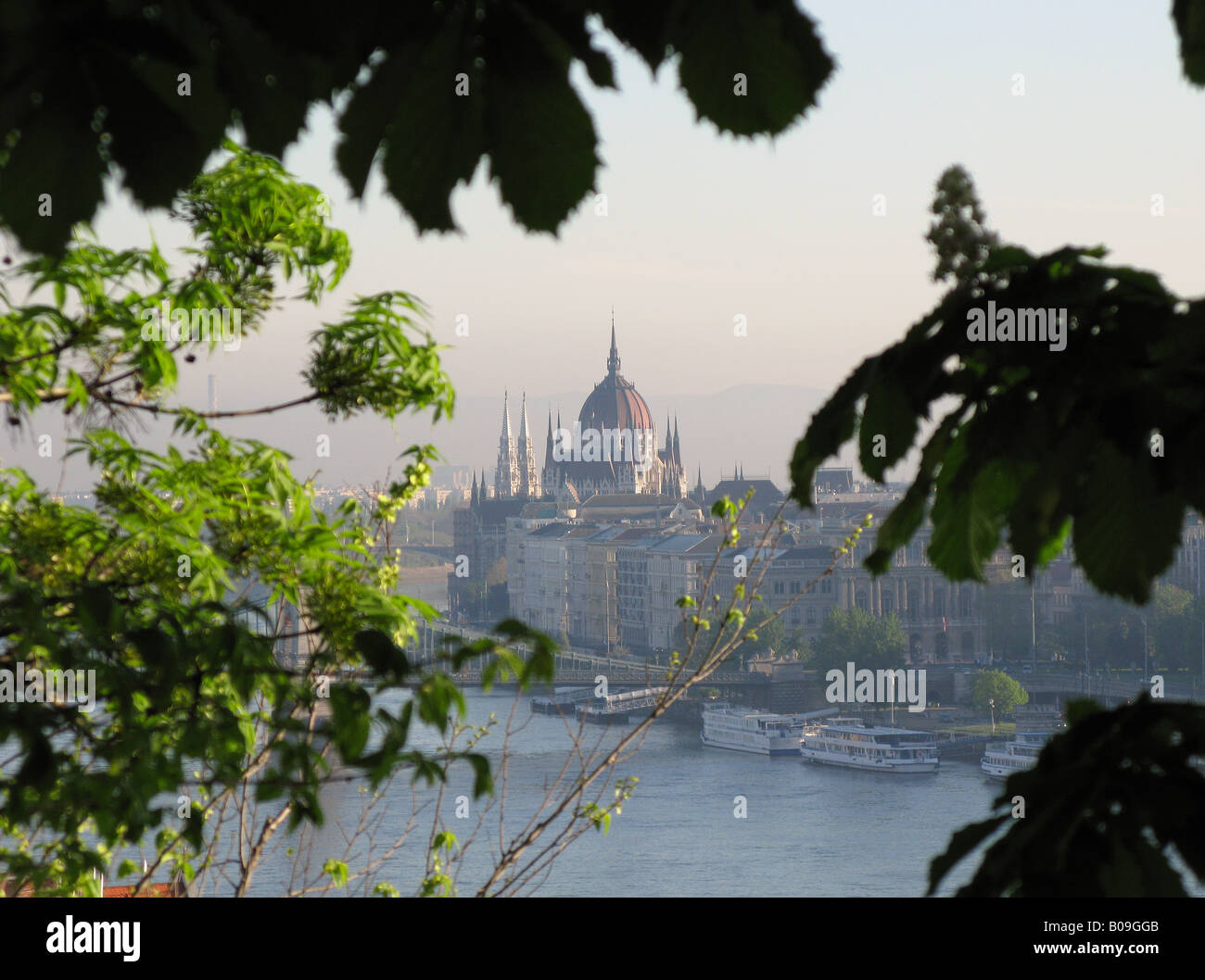 BUDAPEST, HONGRIE. Voir l'aube sur le Danube vers le Parlement hongrois bâtiments de citadelle. Banque D'Images