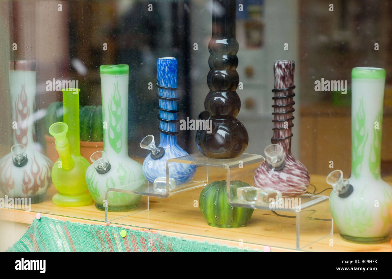 Amsterdam, vitrine dans rue Gravenstraat Bongs, pipes à eau ou pour fumer du cannabis Banque D'Images