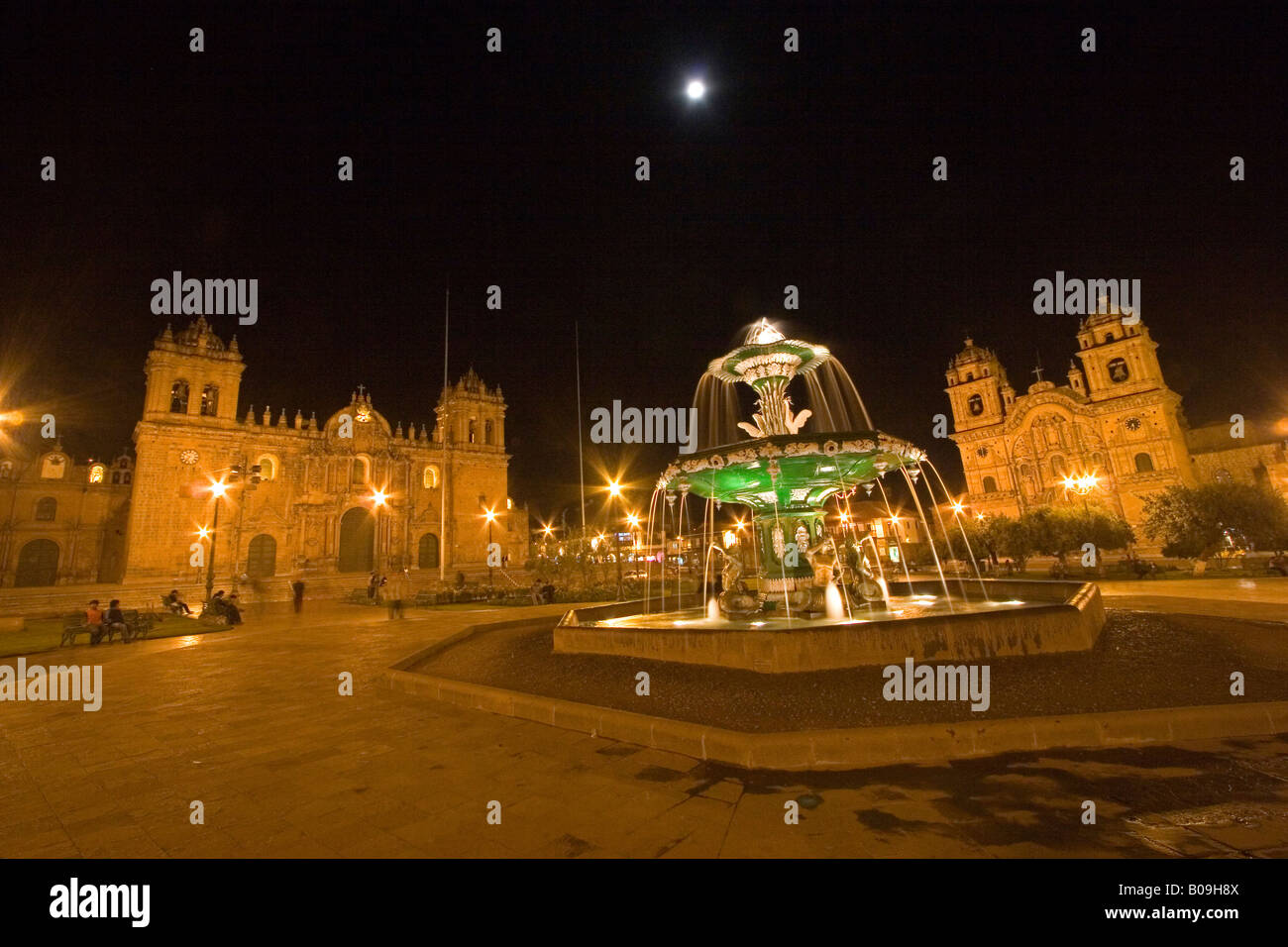 Amérique du Sud - Pérou. Photo de nuit grand-angle de la Plaza de Armas avec fontaine, et de la Compania La Catedral dans Cusco. Banque D'Images