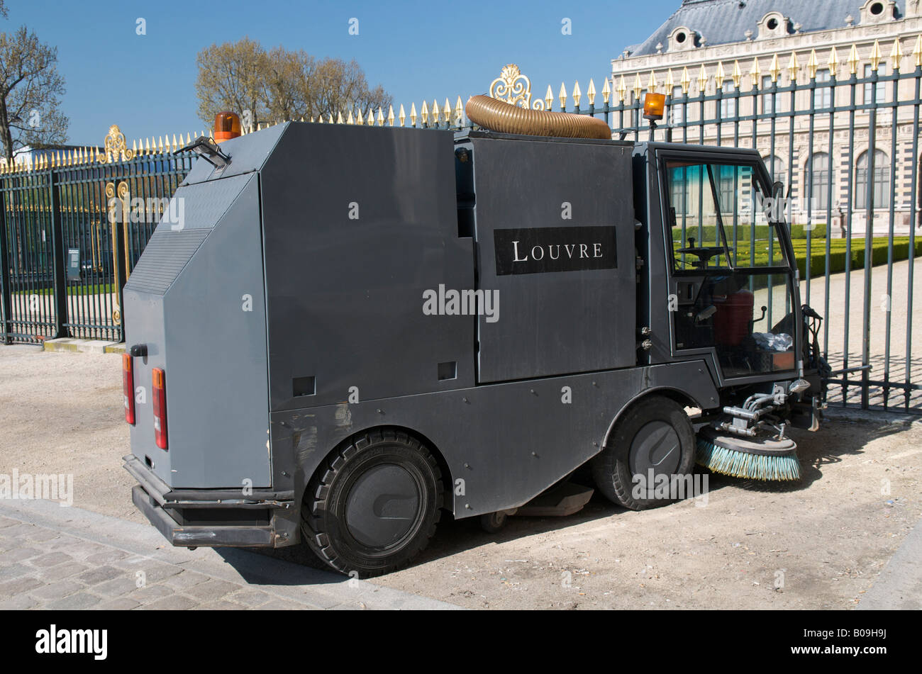 Une balayeuse compacte au Louvre à Paris Banque D'Images