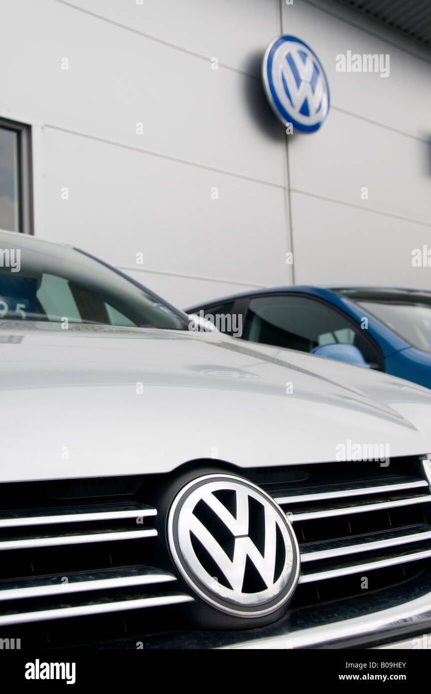 Logo de Volkswagen symbole sur voiture à l'extérieur de l'agence de voiture franchise avant-cour Banque D'Images