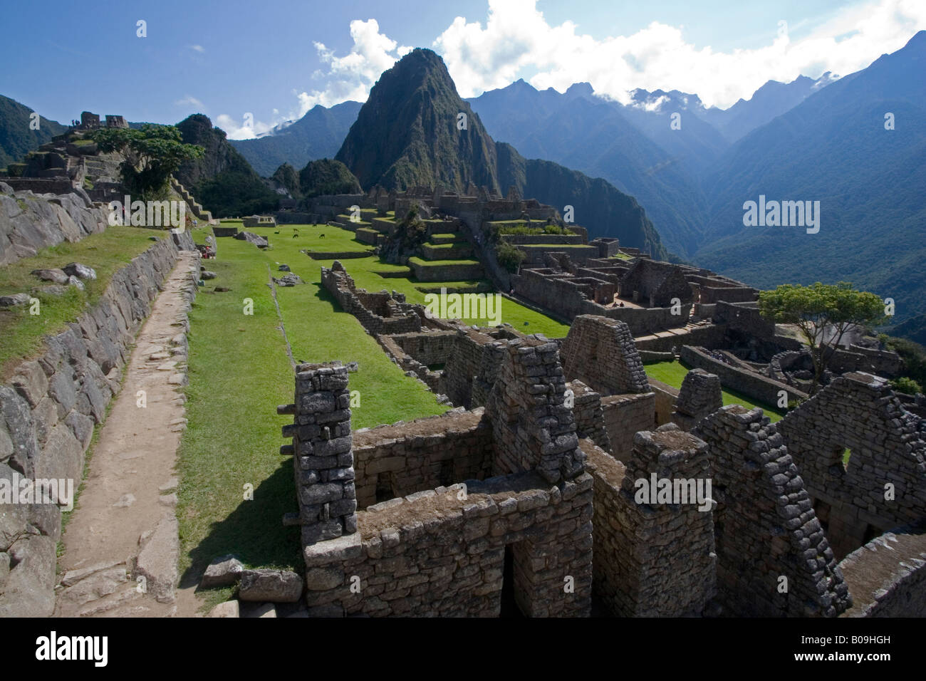 Amérique du Sud - Pérou. Vue de la ville Inca de Machu Picchu. Huayna Picchu en arrière-plan. Banque D'Images