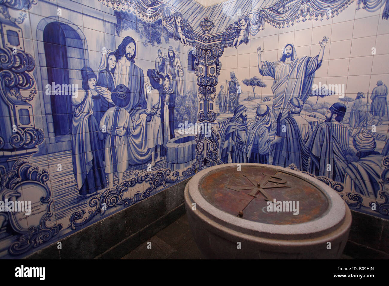 Bord du portugais (tuiles vernissées bleu azulejo) à l'intérieur de l'église de Furnas, île de São Miguel, Açores, Portugal Banque D'Images