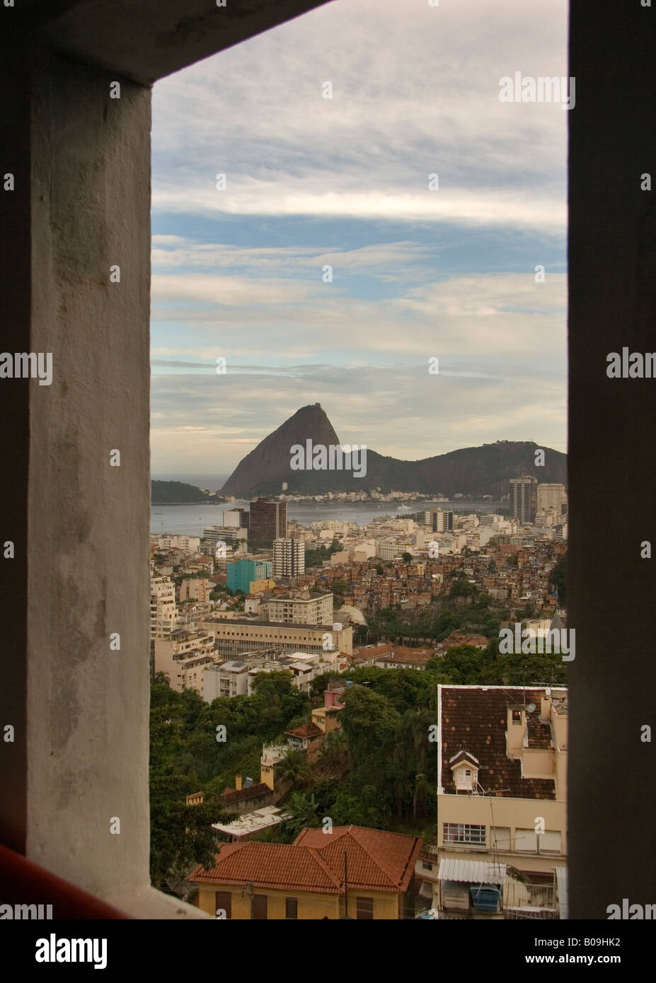 Pain de sucre vue encadrée par une fenêtre. Rio de Janeiro. Brésil. Banque D'Images
