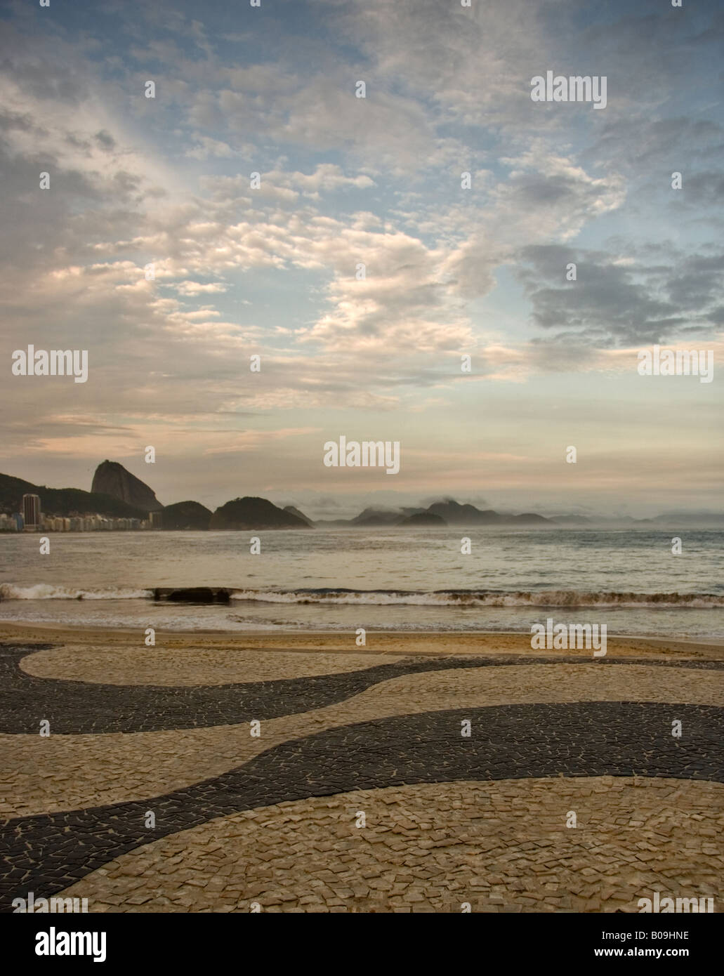 Vue panoramique sur le pain de sucre et les îles dans la baie de Guanabara de la plage de Copacabana. Rio de Janeiro. Brésil. Banque D'Images