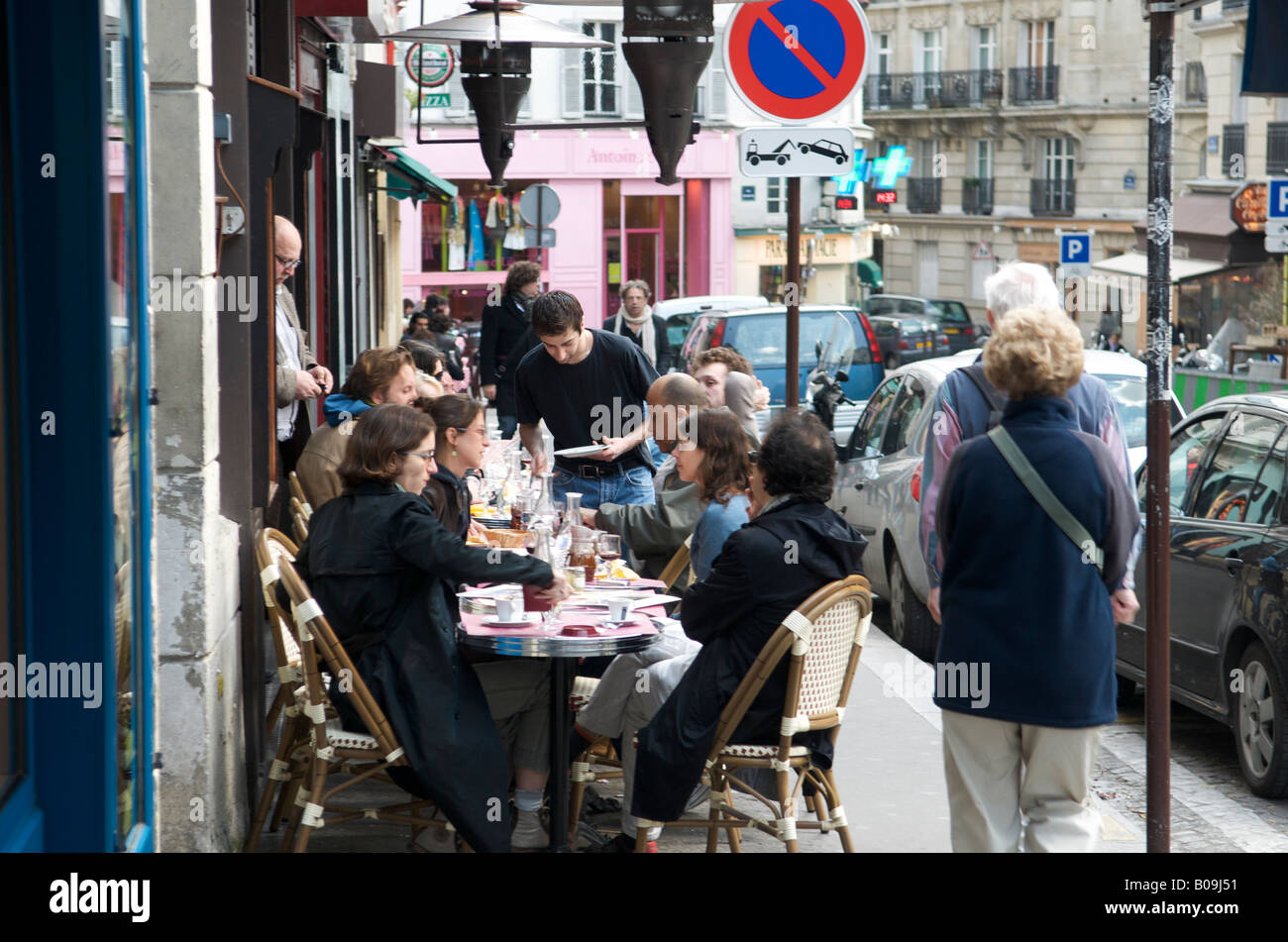 Manger à l'extérieur d'un café dans le quartier du Marais de Paris Banque D'Images