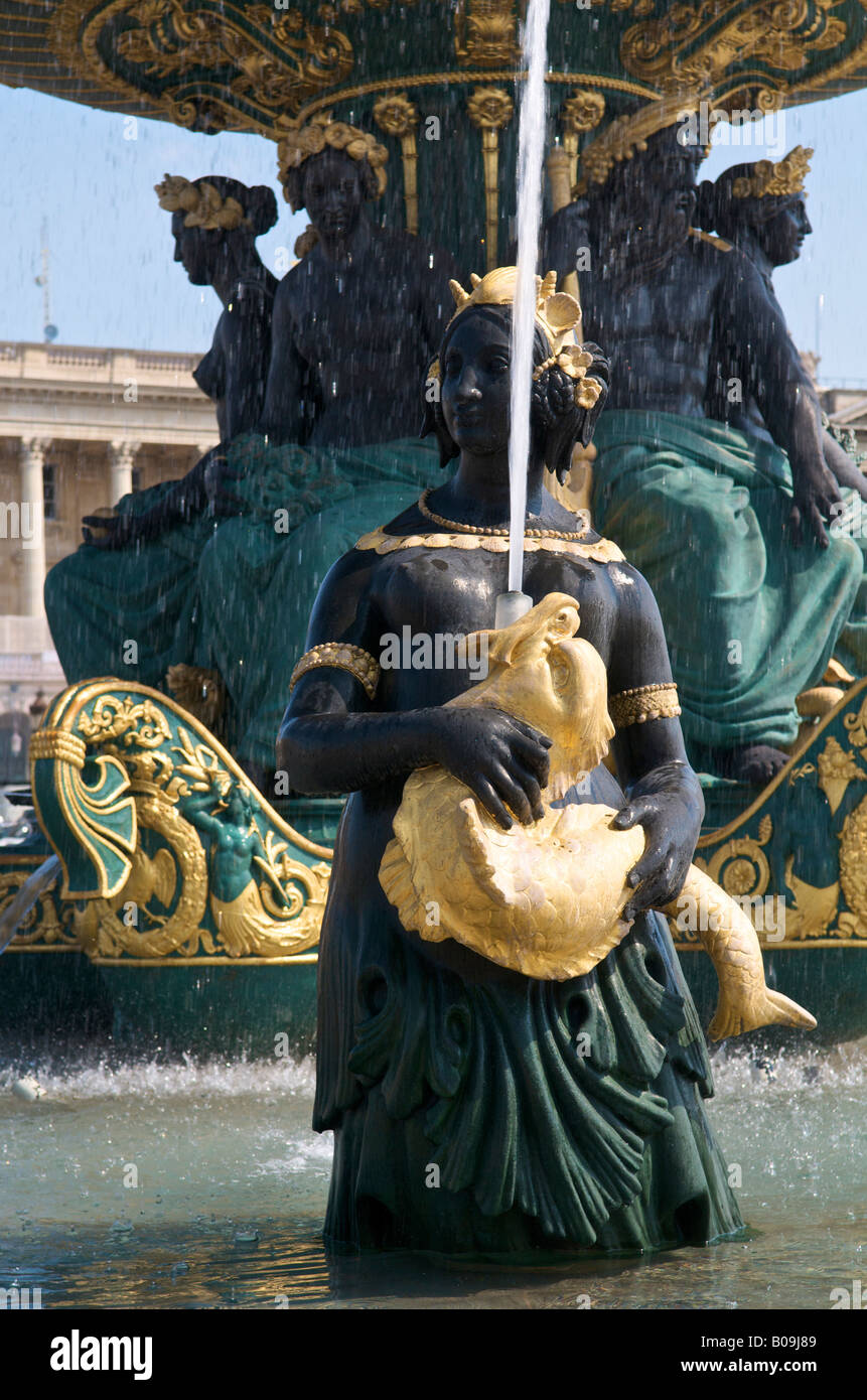 Une fontaine sur la Place de la Concorde à Paris Banque D'Images